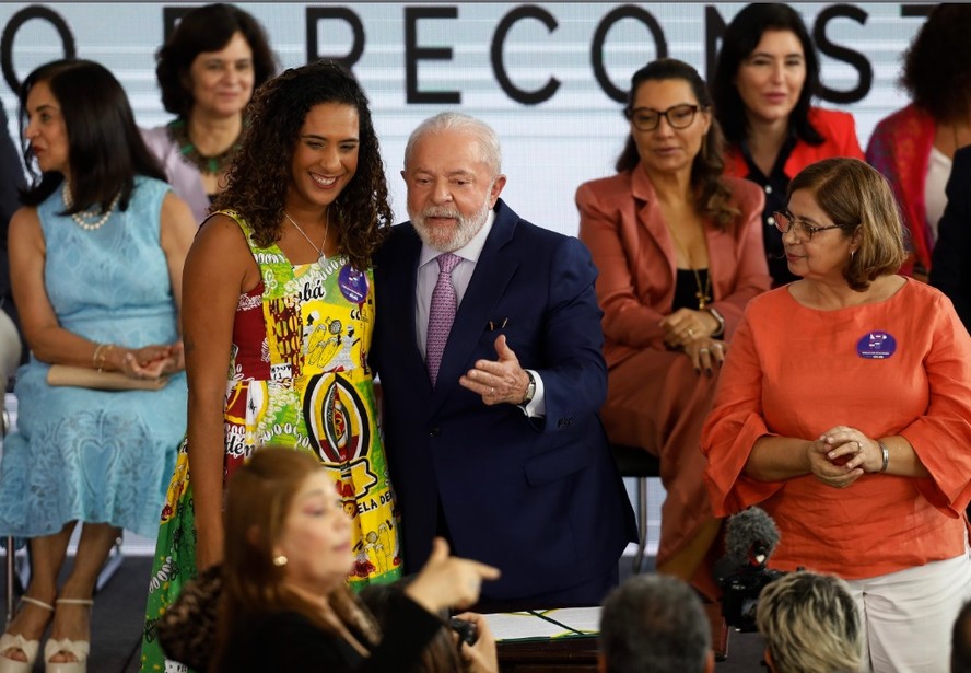 Acompanhado de 10 ministras e de Janja, presidente Lula lançou pacote com ações voltadas às mulheres