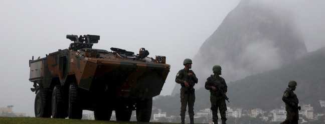 Preparação para o G20 Exercito e fusileiros navais fazem exercícios e patrulhamento no Praia da Goria, no Aterro do Flamengo. — Foto: Custodio Coimbra / Agência O Globo