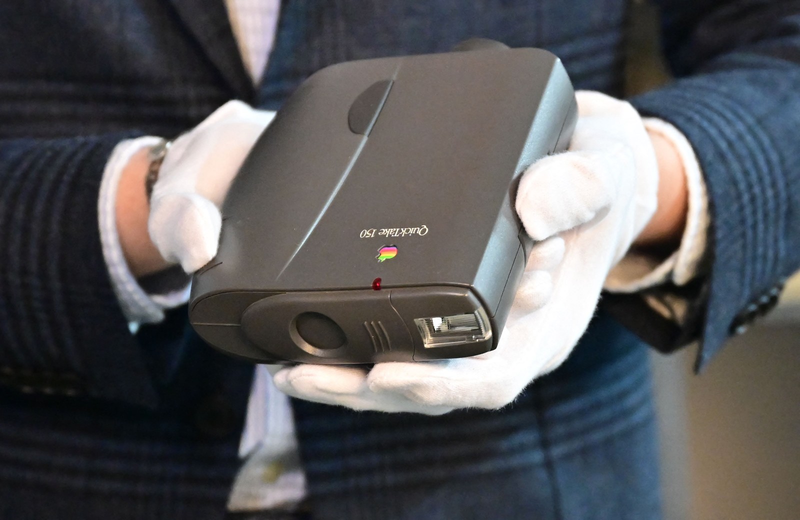 Foto mostra um Apple QuickTake, um dos primeiros modelos comerciais de câmeras digitais — Foto: Frederic J. BROWN / AFP