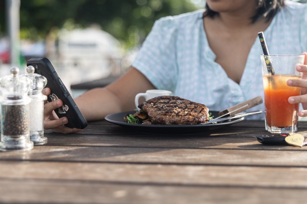 Paixão por uma inteligência artificial está cada vez mais comum — Foto: Hellen Orr/NYT