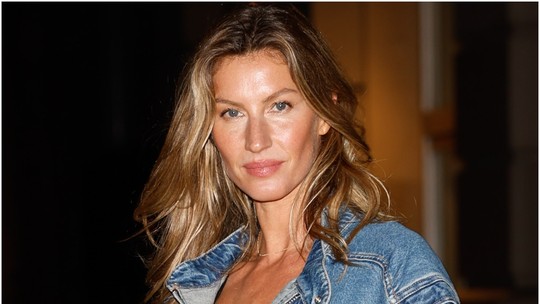 NYFW: Gisele Bündchen dispensa parte de baixo em look com jaqueta jeans 