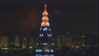 Com diversidade na iluminação, a Árvore da Lagoa voltou a brilhar e já conquistava o coração do Rio em 1997 — Foto: Márcia Foletto