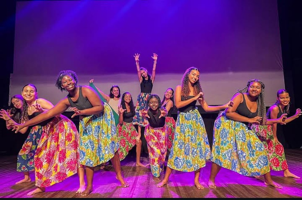 Alunas da Escola Embaixador Barros Hurtado durante apresentação de dança africana — Foto: Divulgação