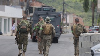 Military and civil police carry out an operation at Complexo do Salgueiro, in São Gonçalo — Photo: Fabiano Rocha / Agência O Globo