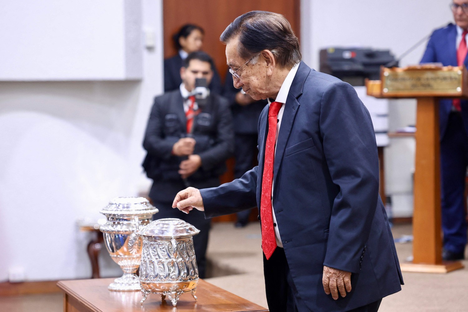 Congresso do Peru elege José Balcázar como novo presidente interino antes de eleições gerais de abril