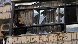Vidros estilhaçados em residências próximas ao local atingido pelo ataque de Israel ao reduto do Hezbollah em Beirute, no Líbano — Foto: AFP