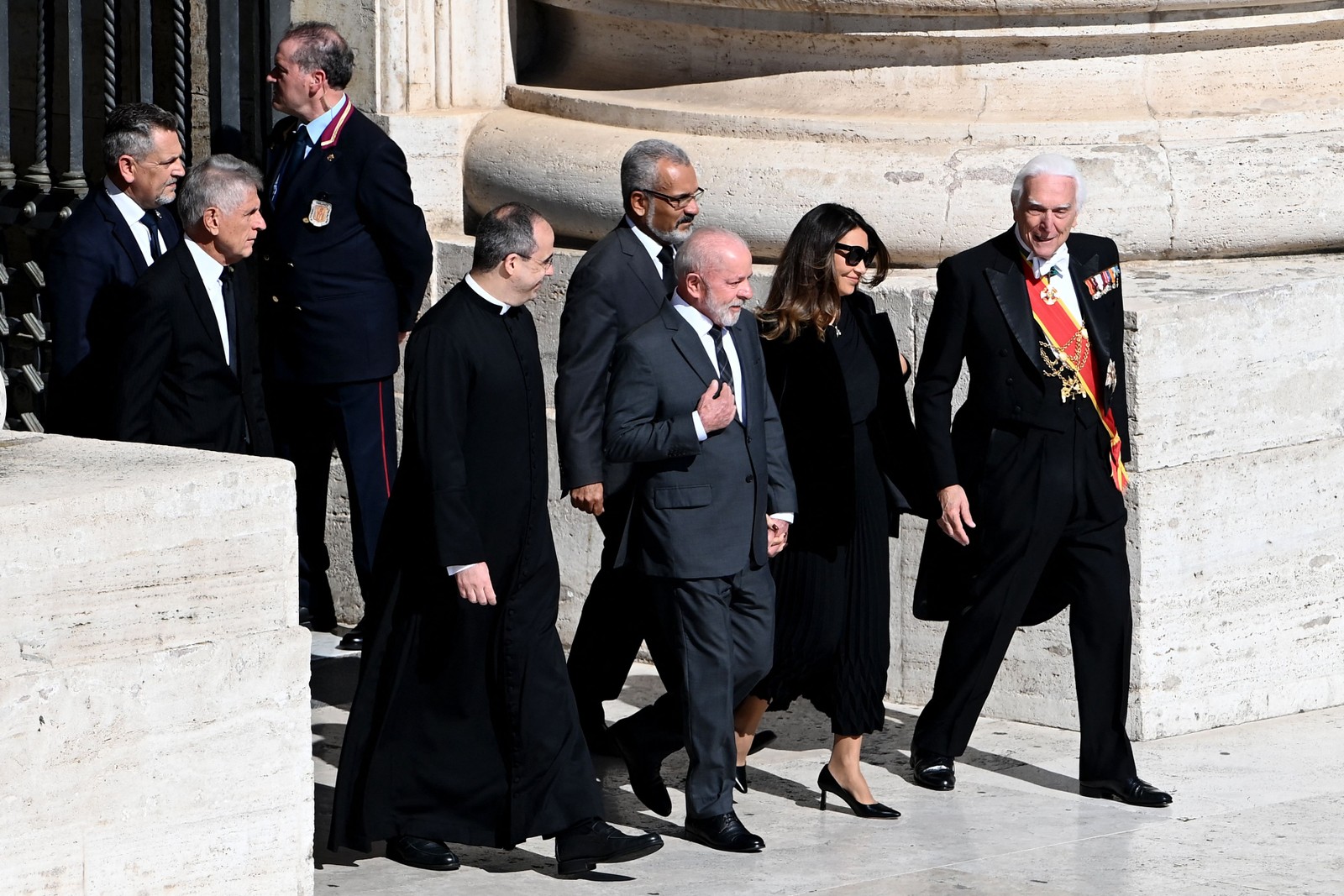 Presidente Lula chega ao funeral do Papa Francisco com a primeira-dama, Rosângela da Silva, a Janja — Foto: Isabella BONOTTO / AFP