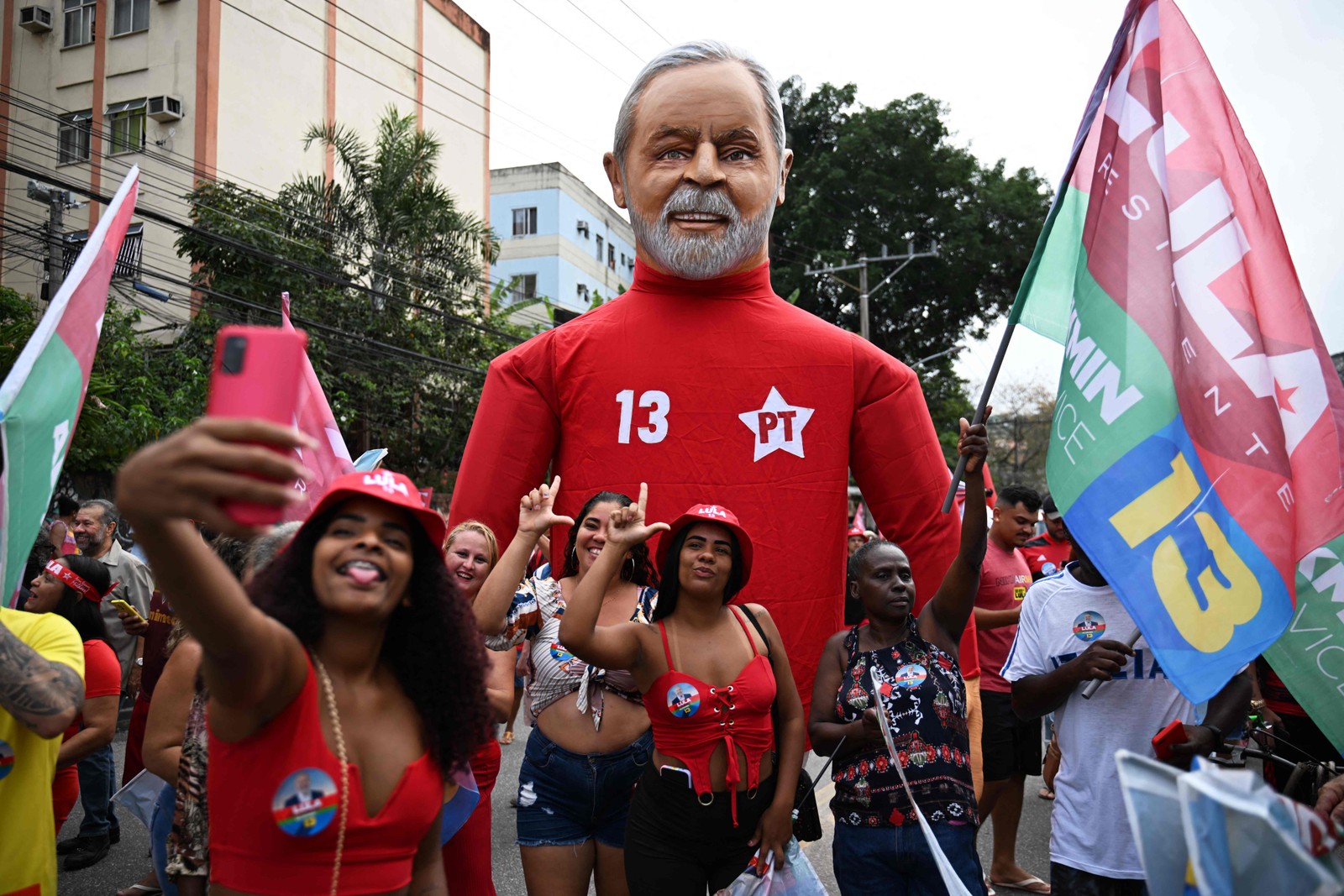 Jovens fazem selfie com boneco do ex-presidente e candidato à presidência Lula — Foto: Carl de Souza/AFP
