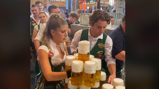 Garçonete viraliza ao empilhar e servir 13 litros de cerveja ao mesmo tempo na Oktoberfest, em Munique; vídeo