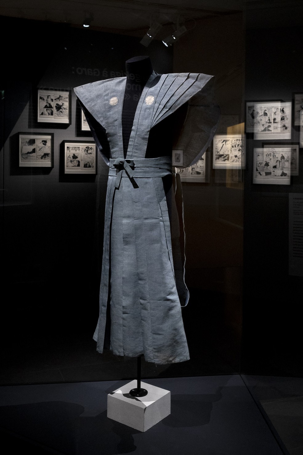 Quimono exibido na exposição "Manga, tout un art!", em cartaz no Museu Guimet, em Paris, até março de 2026 — Foto: Sebastien Dupuy/AFP