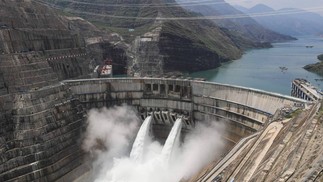 2ª - A usina hidrelétrica de Baihetan está equipada com 16 unidades geradoras hidrelétricas, cada uma com capacidade de 1 milhão de quilowatts, a maior de unidade única do mundo  — Foto: AFP