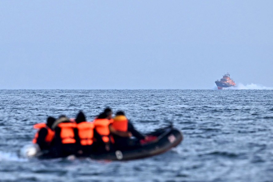 Imigrantes são resgatados em bote no Canal da Mancha, que divide a França e o Reino Unido