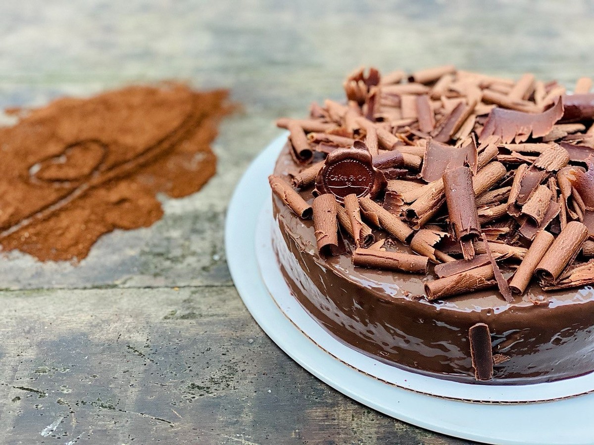 Esse bolo foi massa chocolate e recheio brigadeiro belga com tema