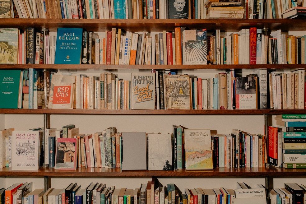 Peças de teatro, monografias e tratados acadêmicos ocupam as prateleiras da livraria que funciona no subsolo do restaurante Yellow Bittern, em Londres — Foto: Peter Flude/The New York Times
