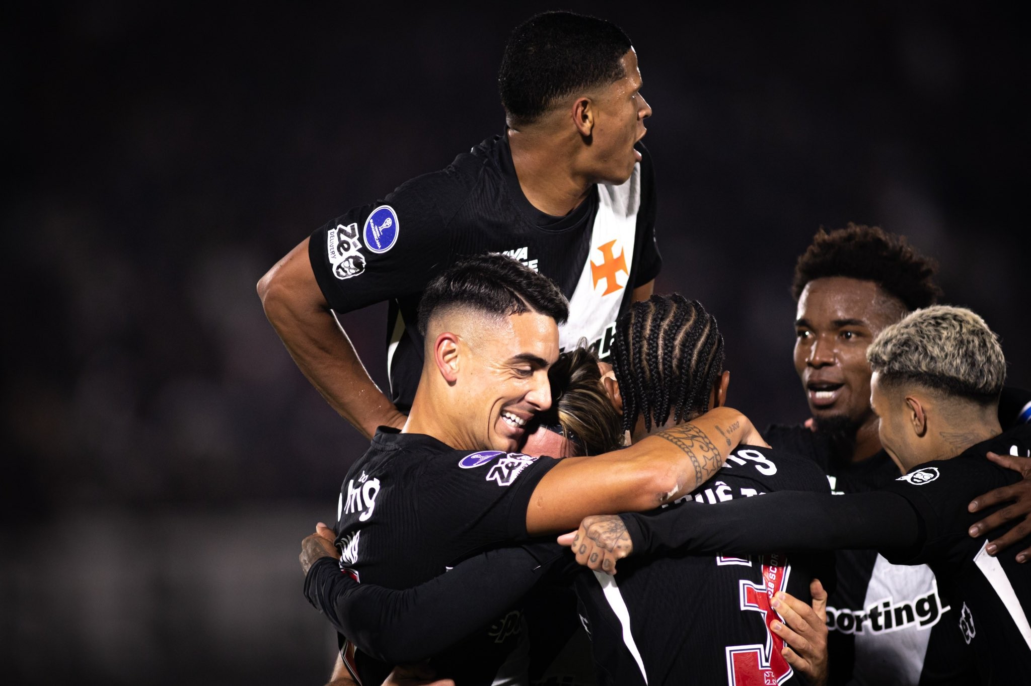 Thiago Mendes brilha, atacantes saem da seca, e Vasco avança às quartas da Sul-Americana como presente de aniversário; análise - QTU Questões do Universo