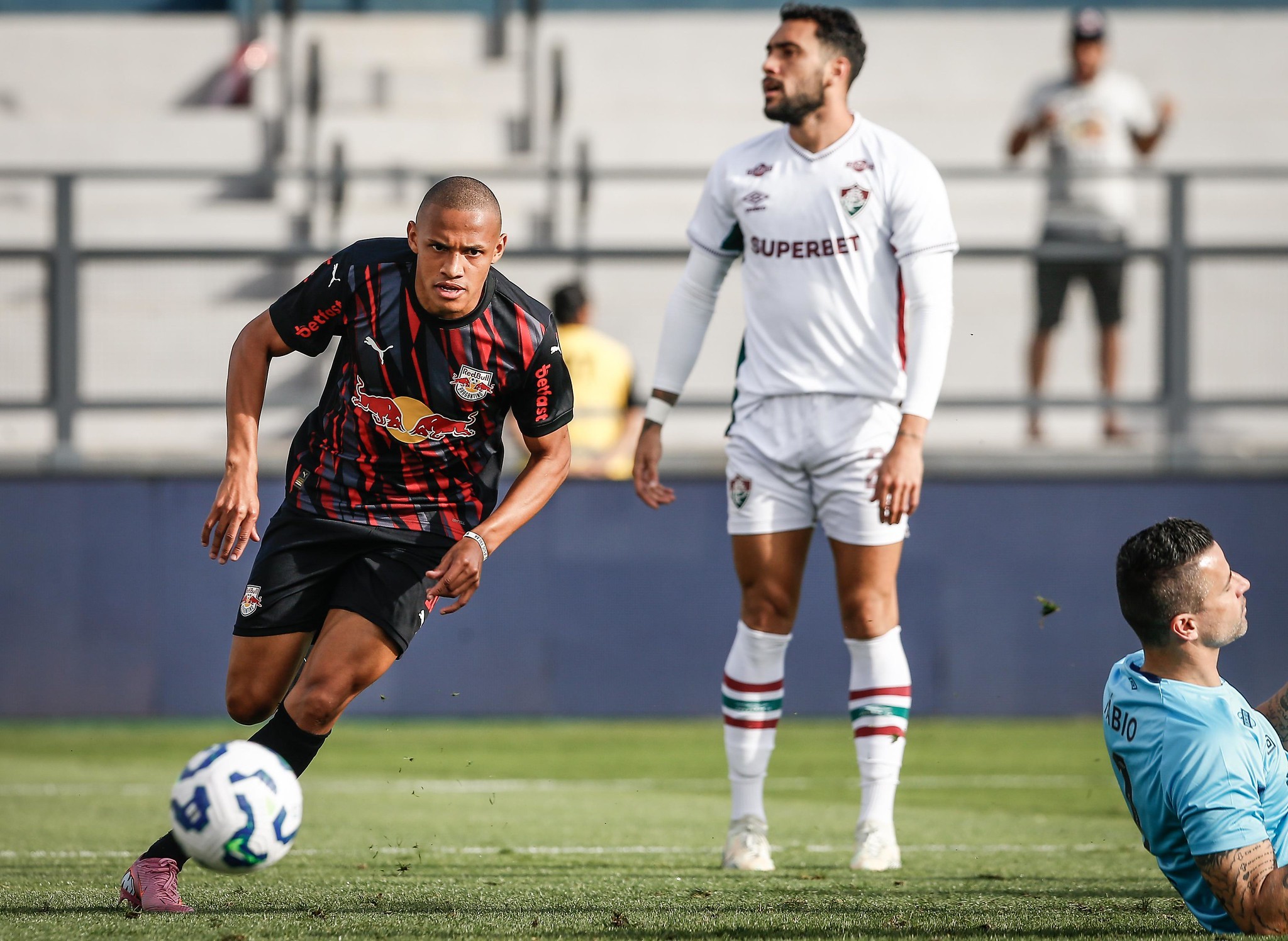 Em jogo de seis gols, Bragantino pune erros do Fluminense e encerra sequência negativa; leia análise