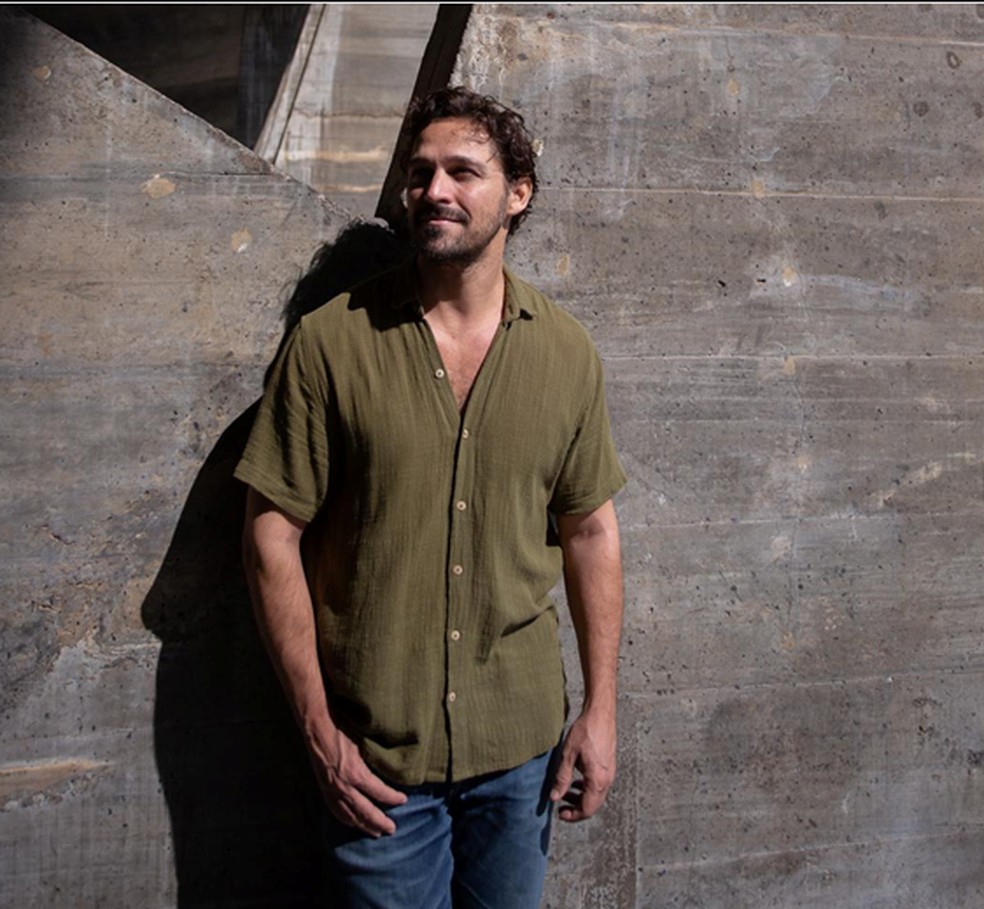 O diretor e ator Breno Sanches no MAM (Museu de Arte Moderna). Breno é diretor da peça "Todo Mundo Vai Morrer , uma comédia com tom de suspense em cartaz no MAM. — Foto: Júlia Aguiar