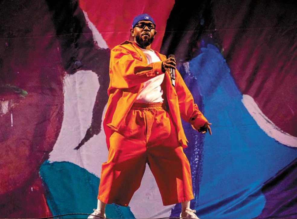 O rapper Kendrick Lamar durante show em Nova York, em 2023: receita crescente atrai músicos para grandes apresentações nos EUA — Foto: Yuki IWAMURA/AFP