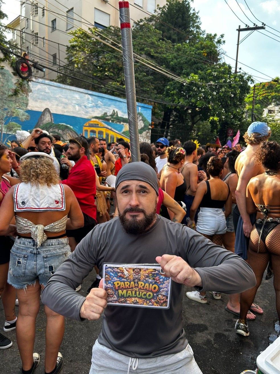 O jornalista Anderson Vitorino, de 46 anos escolheu vir fantasiado de para raio, em referência aos apoiadores eletrocutados do deputado Nikolas Ferreira. A Fantasia vinha junto de um placa em que um lado se lia “abraço grátis” e quando alguém o abraçava ele virava o verso que dizia “para raio de maluco”. — Foto: Roberto Malfacini