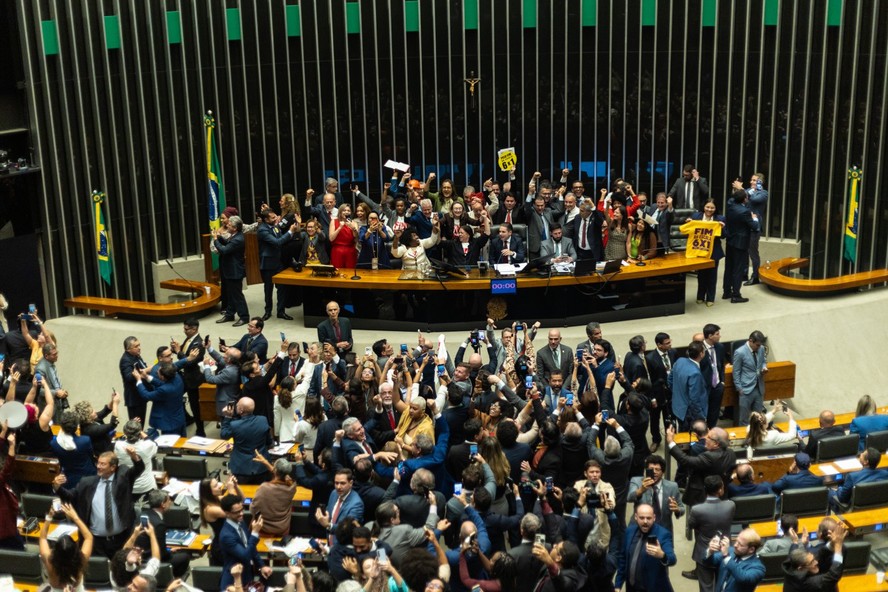 O plen&aacute;rio da C&acirc;mara dos Deputados aprovou nesta quarta-feira (27), em primeiro turno, uma Proposta de Emenda &agrave; Constitui&ccedil;&atilde;o (PEC) que reduz a jornada de trabalho de 44 horas para 40 horas por semana em at&eacute; 14 meses e permite o fim da escala 6x1. A proposta foi aprovada por 472 votos a 22