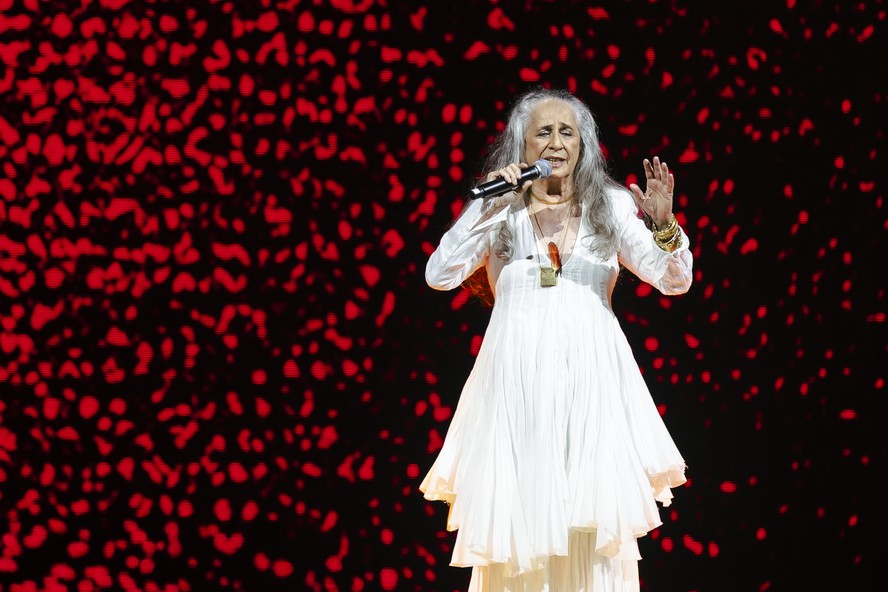 Maria Bethânia completa 80 anos e recebe homenagens de artistas e fãs em todo o Brasil