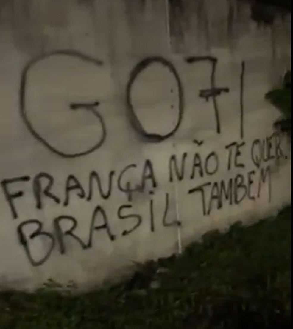 Muro do CT Lonier pichado com cobran�as contra Textor, do Botafogo � Foto: Reprodu��o/@informafogo