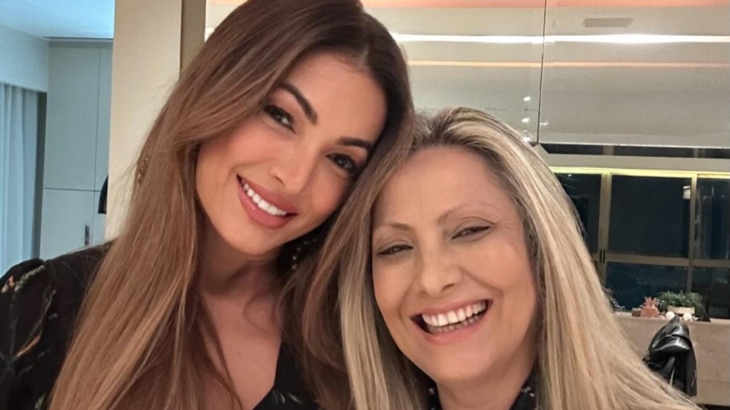 Foto rara de Patrícia Poeta com a mãe chama atenção e web reage: 'Parecem irmãs'