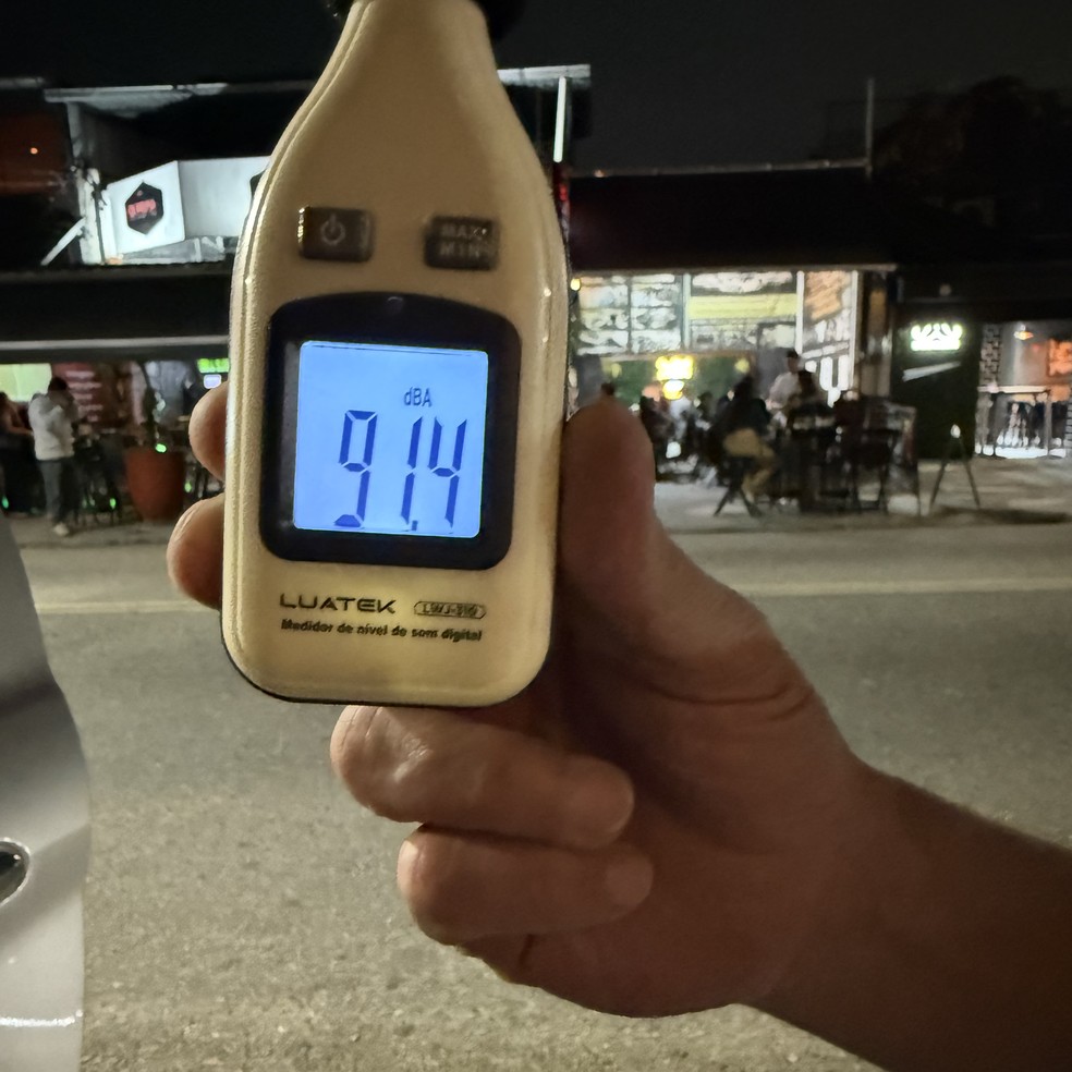 Aparelho mede 91.4 decibéis no Baixo Vista Alegre em dia de frio e pouco movimento — Foto: Selma Schmidt