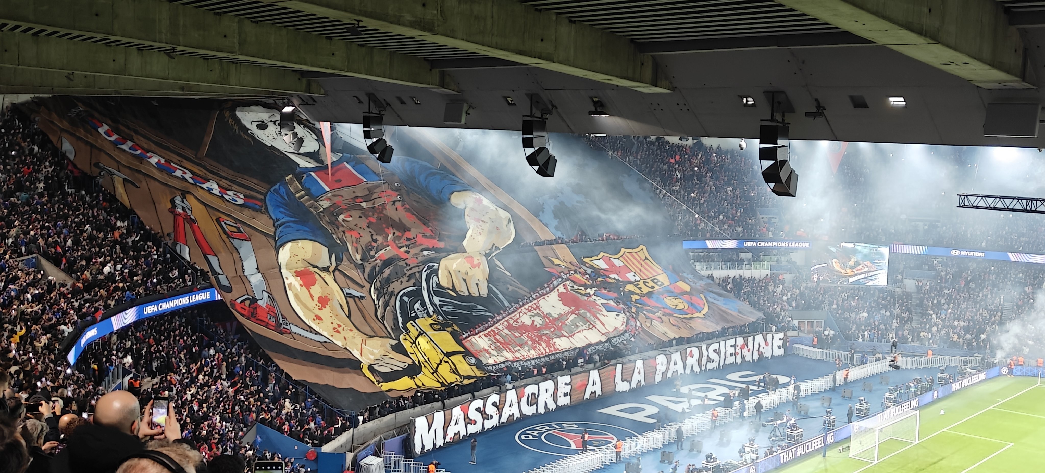 Faixa de torcida do PSG em referência ao terror chama a atenção em jogo contra o Barcelona