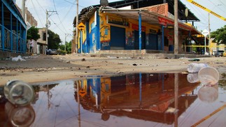 O segundo fato ocorreu na madrugada desta segunda em Barranquilla, onde seis pessoas morreram baleadas na saída de um bar — Foto: Jesus Rico / AFP