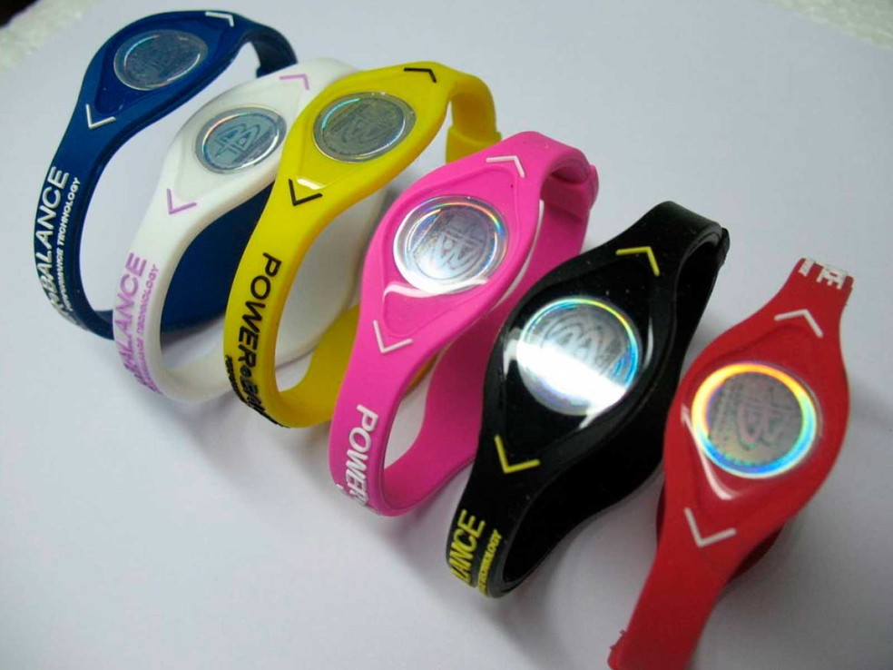 Por trás da promessa de melhorar o desempenho físico através da pulseira Power Balance, que conquistou milhares de pessoas ao redor do mundo, havia uma fraude milionária — Foto: Reprodução