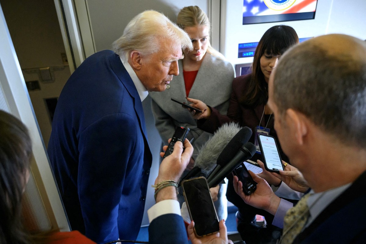 Trump volta a ameaçar licenças de transmissão da NBC e ABC por ...