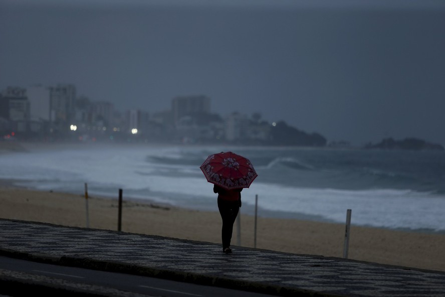 Dia amanheceu na cidade do Rio com queda de temperatura, céu nublado e chuva fraca, efeito da passagem de uma frente fria