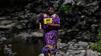 Mulher Tarahumara, povo originário do México, compete em ultramaratona Cavalo Branco, na região de montanhas no noroeste do país — Foto: PEDRO PARDO/AFP