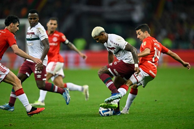 John Kennedy, do Fluminense, e Carlos de Pena, do Internacional, disputam pela bola antes do gol da virada