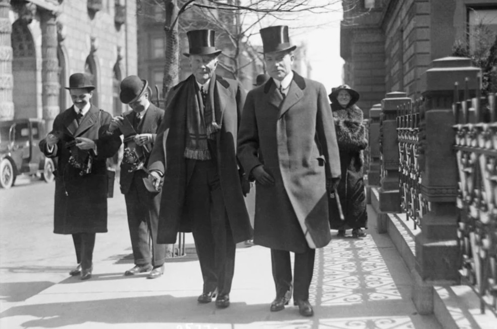 John D. Rockefeller Sr. (esqueda) e seu filho John D. Rockefeller Jr. em 1915 — Foto: Reprodução/Forbes