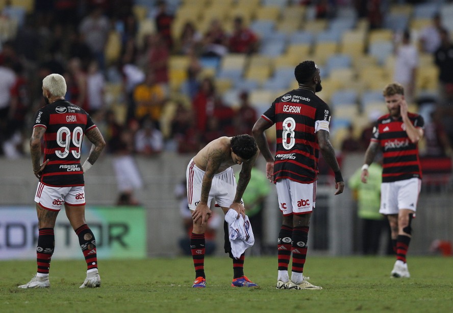 No último jogo desfalcado do quarteto de uruguaios, Flamengo perdeu para o Fortaleza no Maracanã