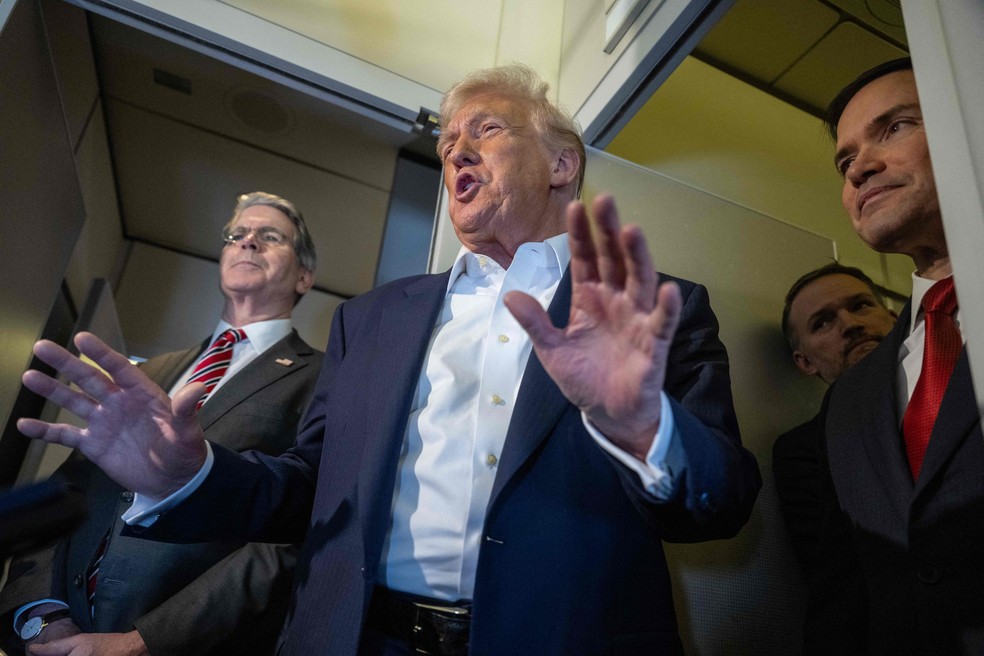 Presidente dos EUA, Donald Trump, fala com jornalistas a bordo do Air Force One — Foto: ANDREW CABALLERO-REYNOLDS / AFP