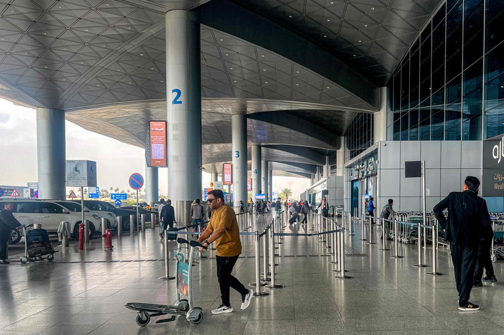 Aeroporto em Riade: companhias aéreas internacionais  já elevaram preços dos bilhetes — Foto: Fayez Nureldine/AFP