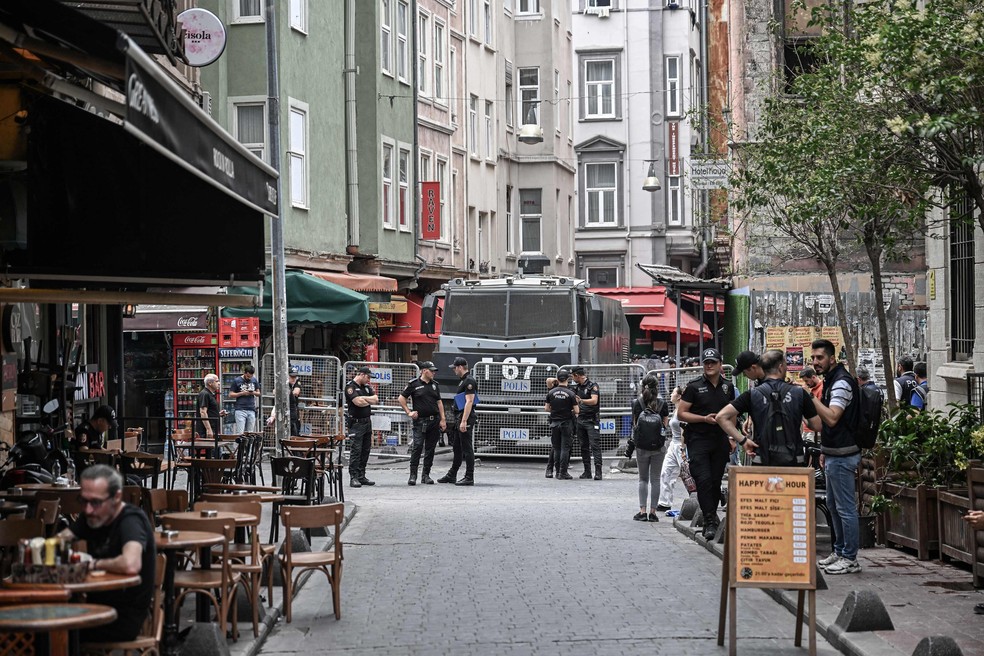 Polícia de Istambul bloqueia áreas do centro da cidade para evitar protestos contra publicação de suposta charge do profeta Maomé — Foto: OZAN KOSE / AFP