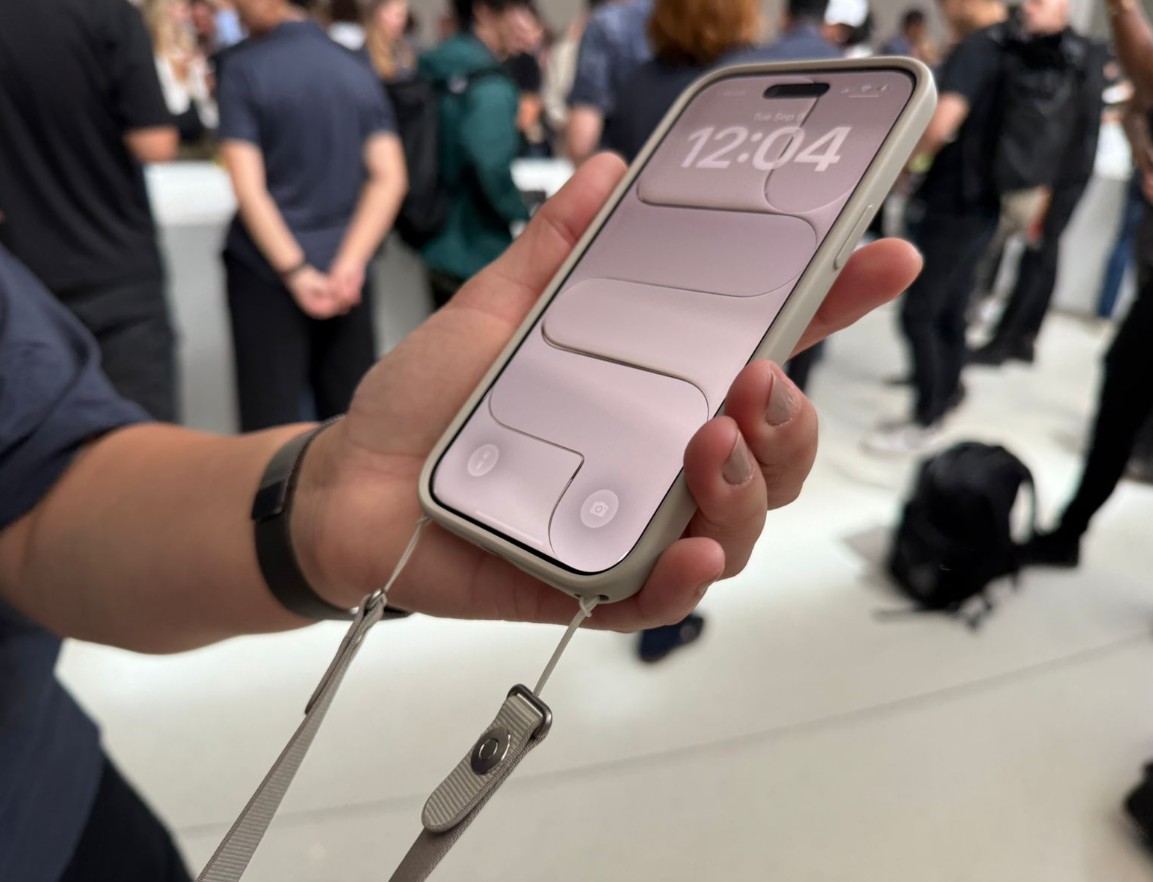 Apple passa a vender 'cordinha' acessória para ser usada com capas — Foto: Bruno Rosa