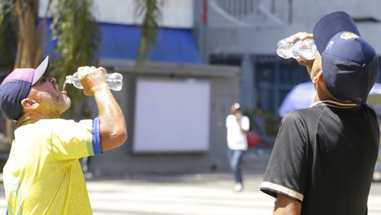 Refrescando por dentro e por fora: ONG distribui garrafas de água à população em situação de rua e também oferece banho