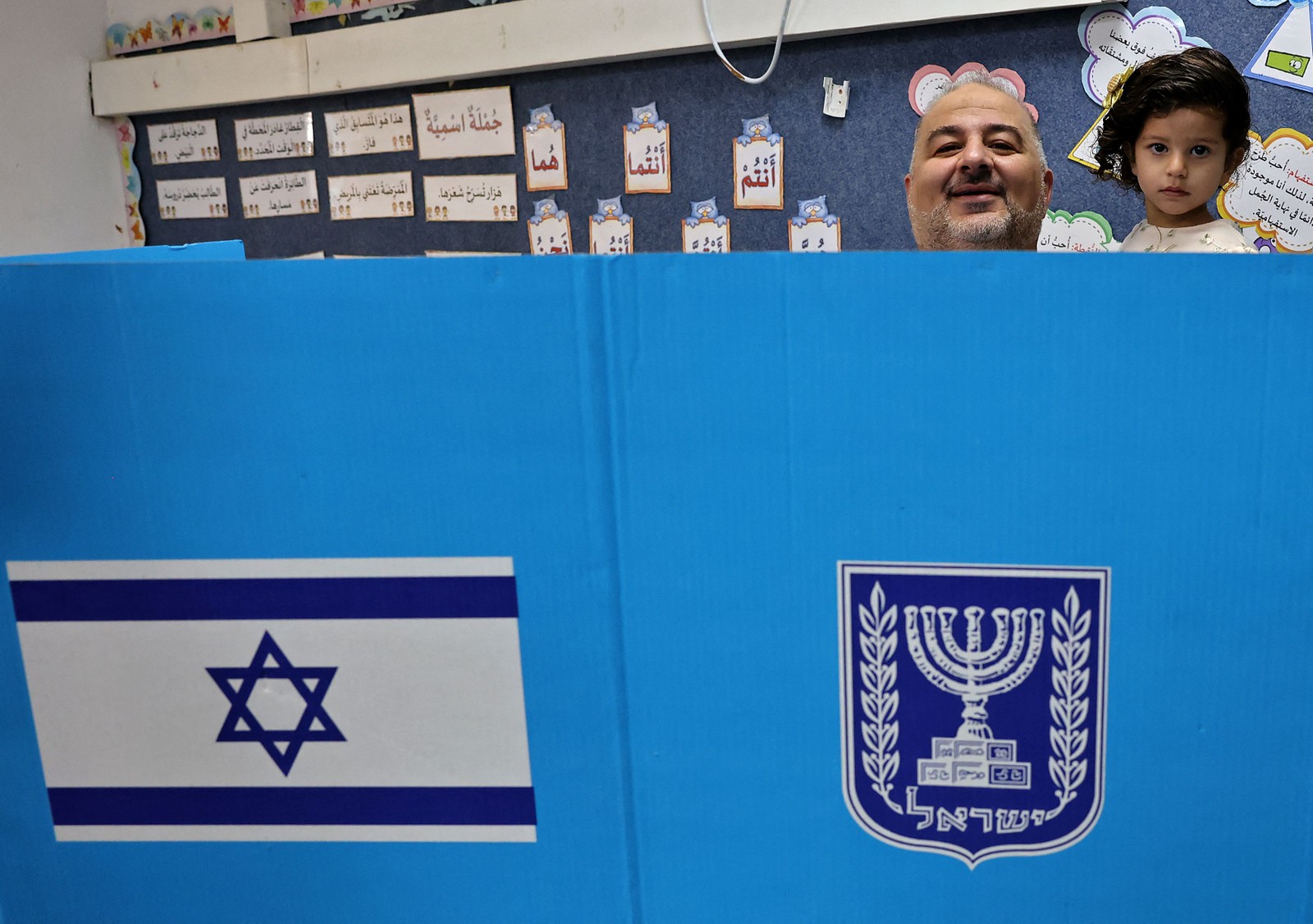 Mansour Abbas, chefe do partido conservador islâmico Raam de Israel, vota em uma estação de votação na vila de Maghar, no norte de Israel — Foto: AHMAD GHARABLI/AFP
