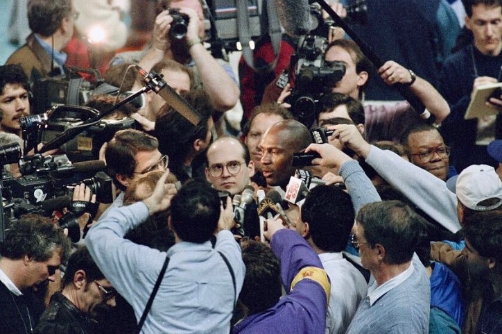 Michael Jordan é cercado por jornalistas; jogador foi seis vezes campeão da NBA — Foto: Reprodução/Instagram/heirjordan13