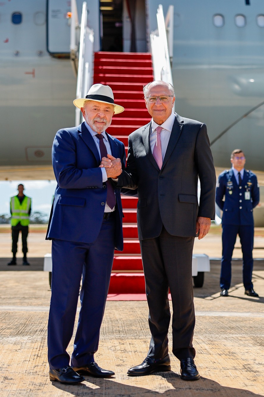 Presidente Luiz Inácio Lula da Silva se despede do vice-presidente Geraldo Alckmin durante a partida pra Washington (EUA), na Base Aérea de Brasília