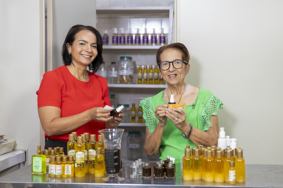 Dâmaris Busman,à esq., e sua mãe, Sonia Busman, com produtos da Juruá: insumos da mata — Foto: Carlos Borges/Divulgação