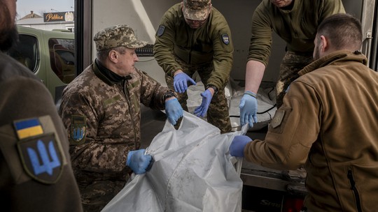 Testes de DNA e necrotérios lotados: Ucrânia luta para identificar soldados mortos na guerra contra a Rússia