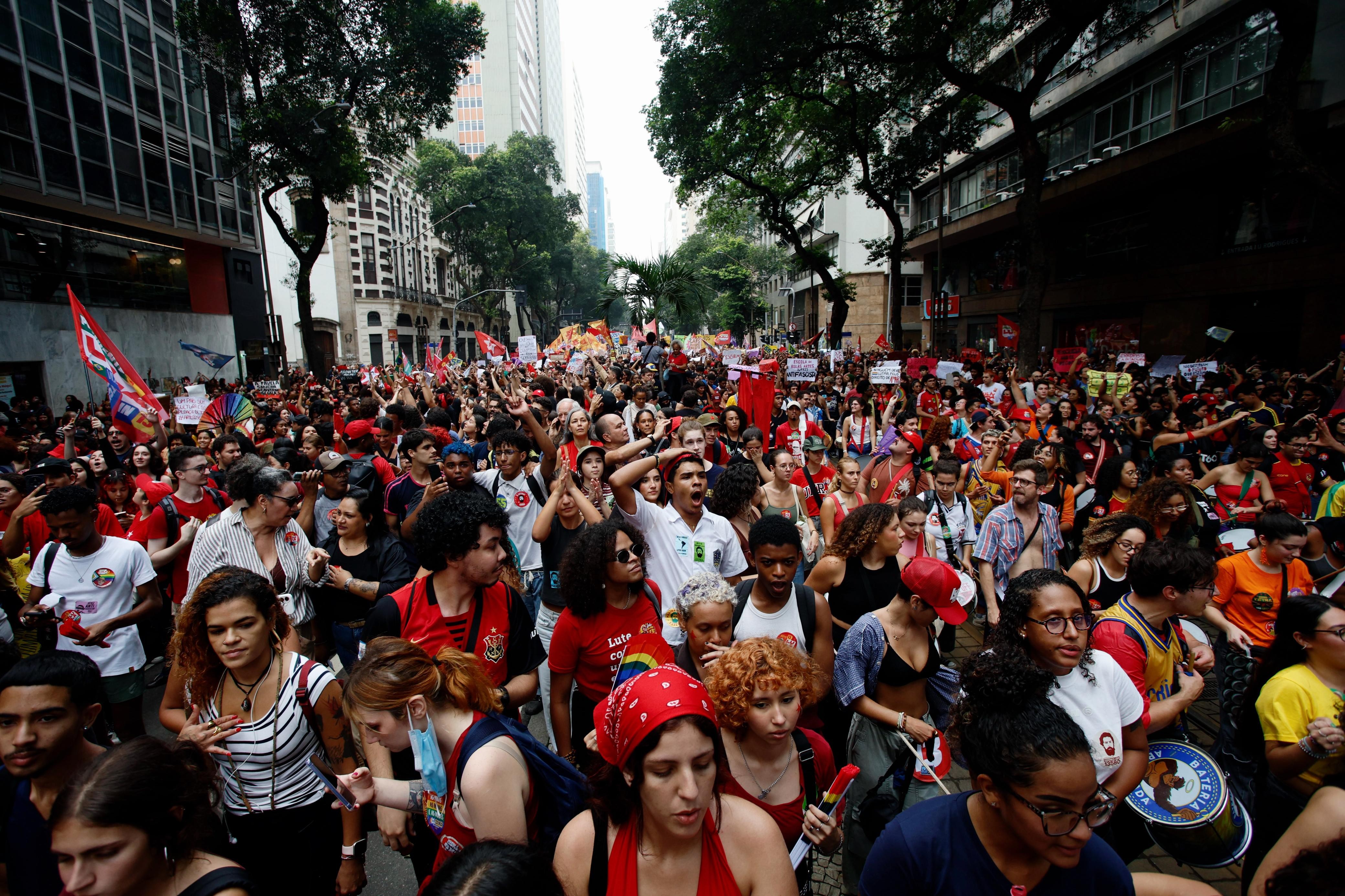'Nossos direitos não são negociáveis': estudantes vão às ruas protestar contra o fascismo e em favor do presidente Lula