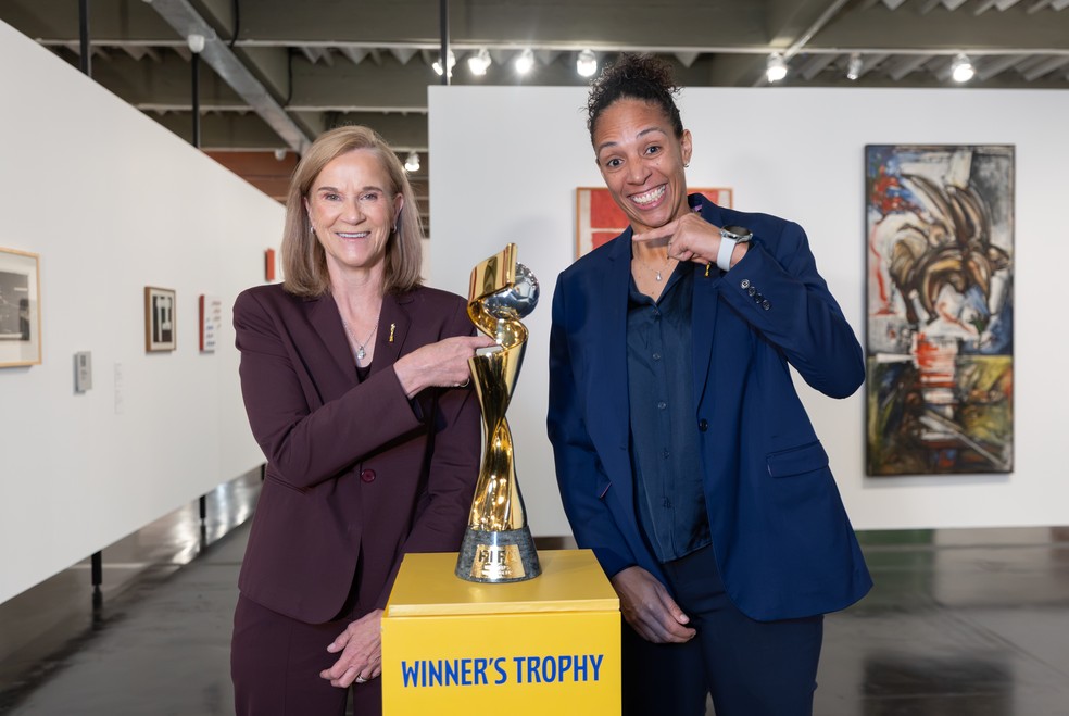 Jill Ellis, diretora-geral de Futebol da Fifa, e Aline Pellegrino, diretora executiva de Legado e Relações Institucionais da subsidiária da Fifa no Brasil — Foto: Divulgação/Fifa