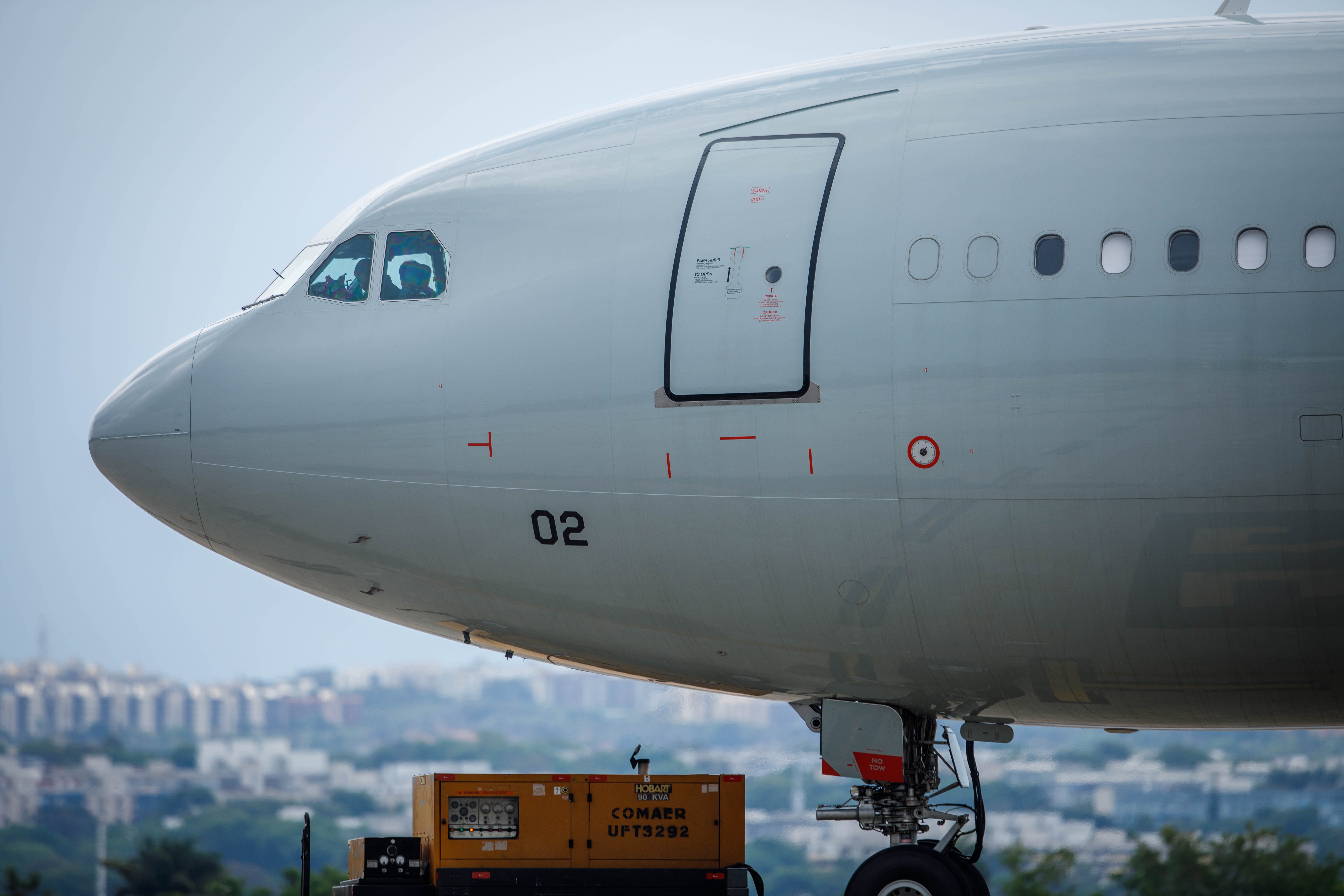 Avião com brasileiros chega ao Brasil neste sábado, diz governo